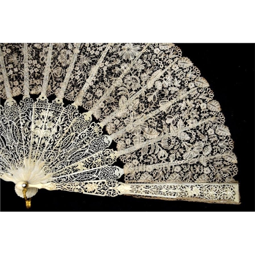 156 - λ A fine 19th century Victorian ivory and lace fan, with very finely carved and pierced ivory guards... 