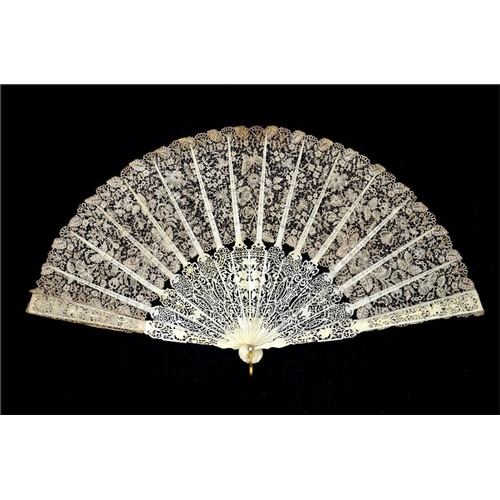 156 - λ A fine 19th century Victorian ivory and lace fan, with very finely carved and pierced ivory guards... 