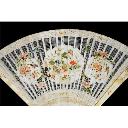 158 - λ A rare early 18th century Kangxi famille rose style Chinese ivory brisé fan, hand painted and gilt... 