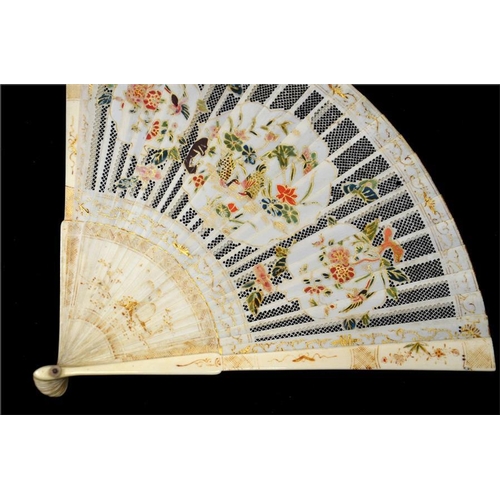 158 - λ A rare early 18th century Kangxi famille rose style Chinese ivory brisé fan, hand painted and gilt... 