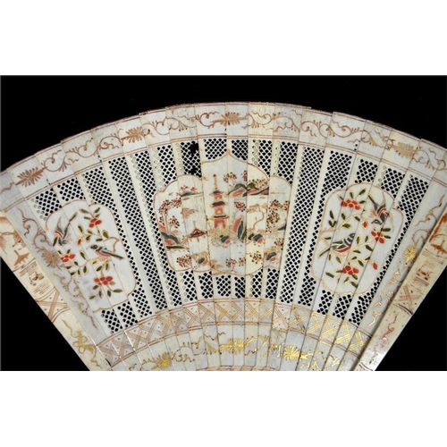 161 - An early 18th century Kangxi famille rose style Chinese bone brisé fan, hand painted and gilt in the... 