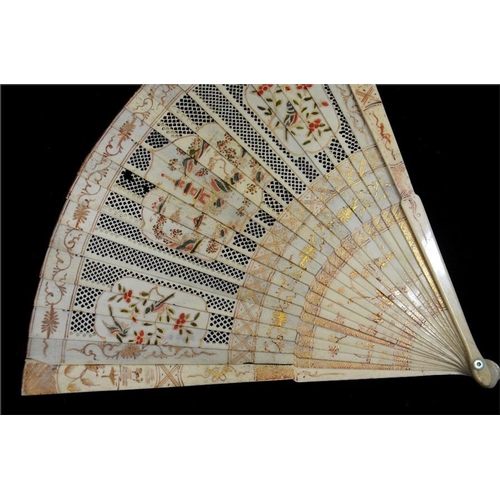 161 - An early 18th century Kangxi famille rose style Chinese bone brisé fan, hand painted and gilt in the... 