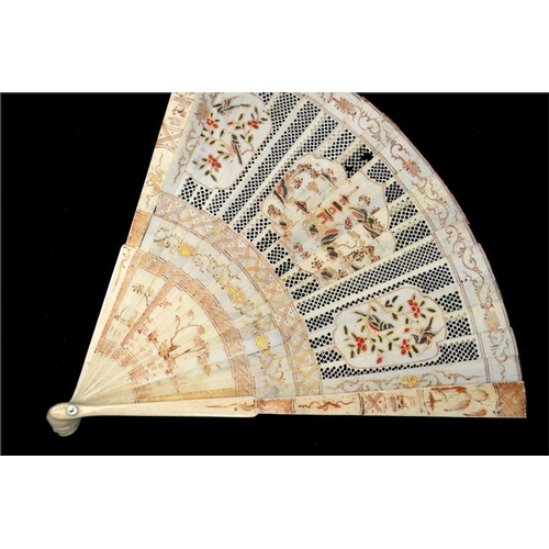 161 - An early 18th century Kangxi famille rose style Chinese bone brisé fan, hand painted and gilt in the... 