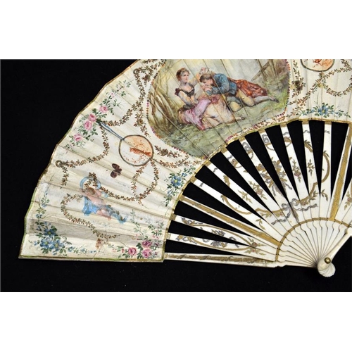 173 - λ A 19th century fan with a hand painted  leaf mounted à l'anglaise fashion depicting lovers in a co... 