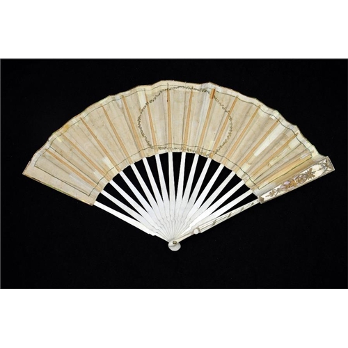 173 - λ A 19th century fan with a hand painted  leaf mounted à l'anglaise fashion depicting lovers in a co... 