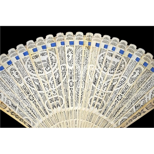 178 - A large early 19th century brisé fan, with carved guards and pierced sticks, the guards with a singl... 