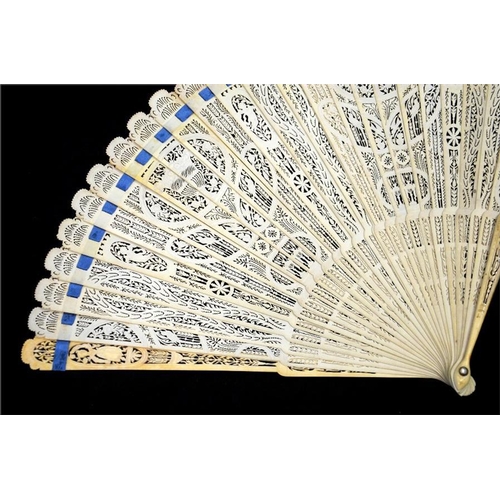 178 - A large early 19th century brisé fan, with carved guards and pierced sticks, the guards with a singl... 