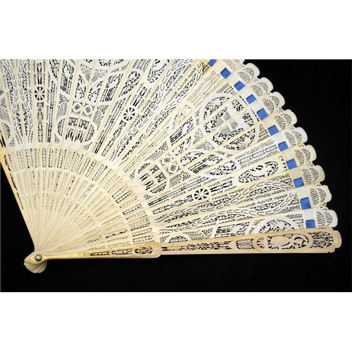 178 - A large early 19th century brisé fan, with carved guards and pierced sticks, the guards with a singl... 