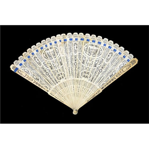 178 - A large early 19th century brisé fan, with carved guards and pierced sticks, the guards with a singl... 