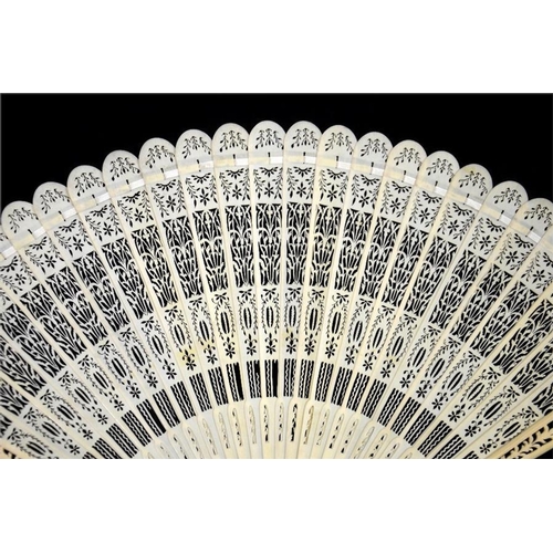 179 - λ A large early 19th century ivory brisé fan, with carved guards and pierced sticks, the guards with... 