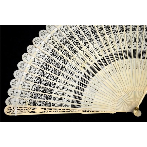 179 - λ A large early 19th century ivory brisé fan, with carved guards and pierced sticks, the guards with... 