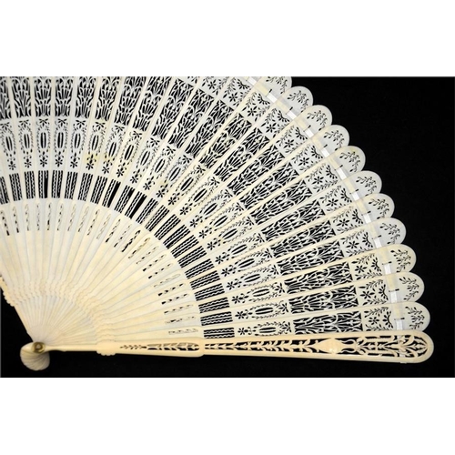 179 - λ A large early 19th century ivory brisé fan, with carved guards and pierced sticks, the guards with... 