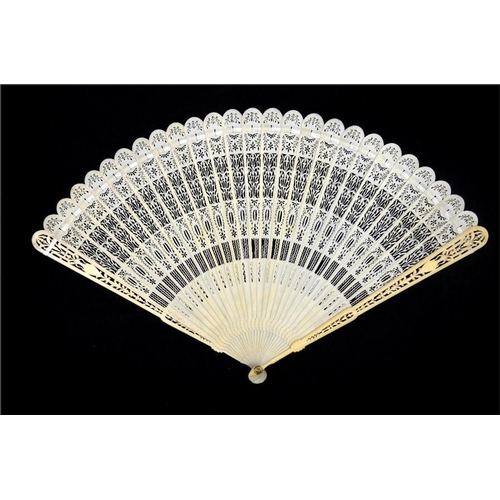 179 - λ A large early 19th century ivory brisé fan, with carved guards and pierced sticks, the guards with... 