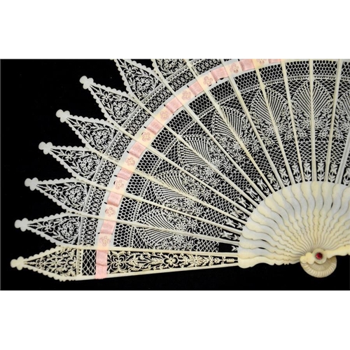 180 - λ A superb 19th century ivory brisé fan, with very intricately pierced guards and sticks of gothic f... 