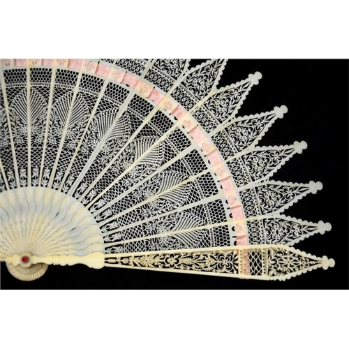 180 - λ A superb 19th century ivory brisé fan, with very intricately pierced guards and sticks of gothic f... 