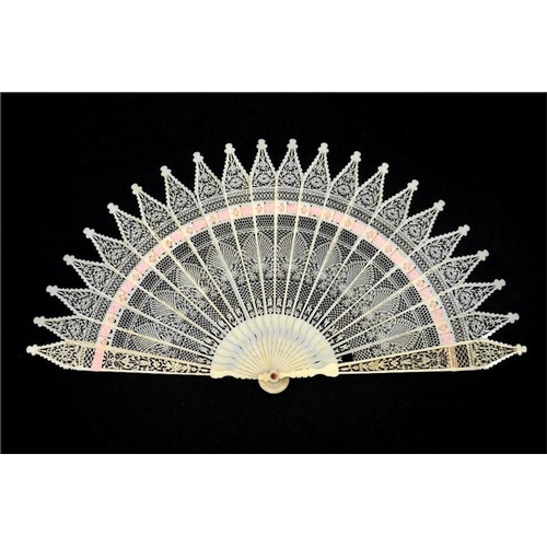 180 - λ A superb 19th century ivory brisé fan, with very intricately pierced guards and sticks of gothic f... 