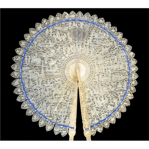 181 - λ A fine large carved Chinese Canton ivory cockade export fan, early 19th century, carved and pierce... 