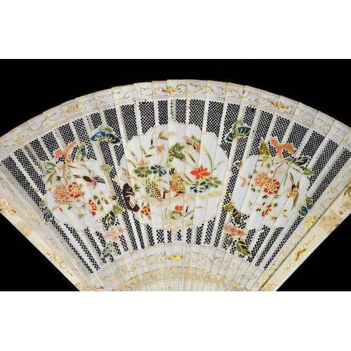 45 - λ A rare early 18th century Kangxi famille rose style Chinese ivory brisé fan, hand painted and gilt... 