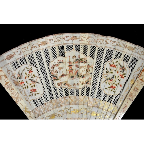 46 - An early 18th century Kangxi famille rose style Chinese bone brisé fan, hand painted and gilt in the... 