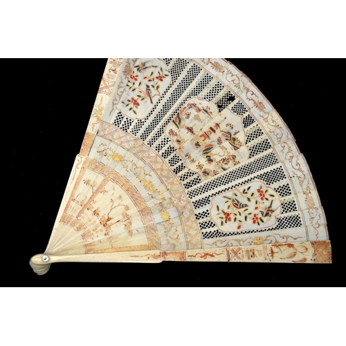 46 - An early 18th century Kangxi famille rose style Chinese bone brisé fan, hand painted and gilt in the... 