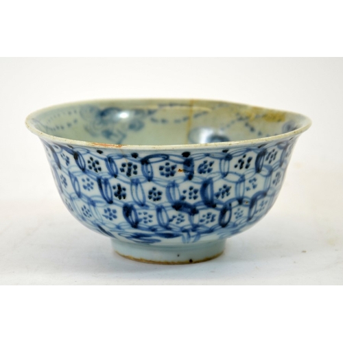 8 - A Chinese blue and white bowl, Daoguang, circa 1820, the exterior with floral honeycomb design, the ... 