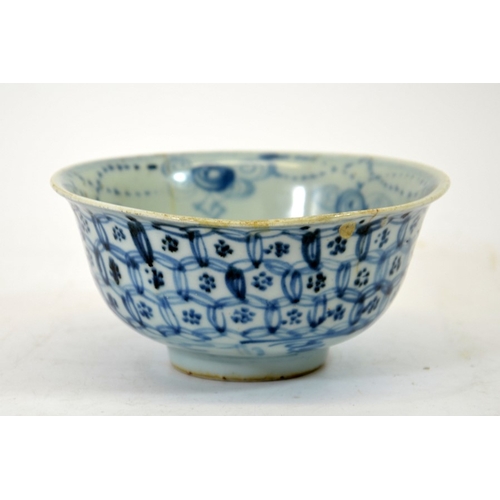 8 - A Chinese blue and white bowl, Daoguang, circa 1820, the exterior with floral honeycomb design, the ... 