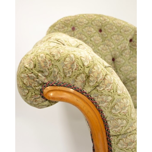 119 - A Biedermeier satinwood chaise longue, circa 1840, S shaped design on cornucopia horn feet and brass... 