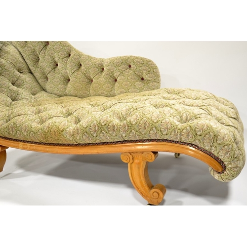 119 - A Biedermeier satinwood chaise longue, circa 1840, S shaped design on cornucopia horn feet and brass... 