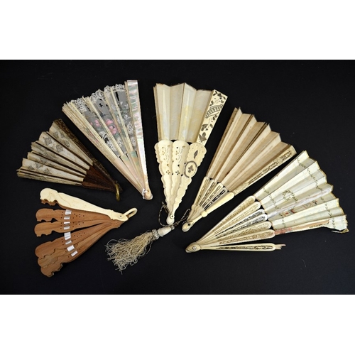 68 - A group of six assorted 18th and 19th century ladies fans, length of longest 27cm (6)