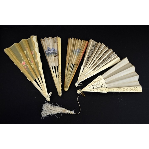 70 - A group of five assorted 18th and 19th century ladies fans, length of longest 32cm (5)