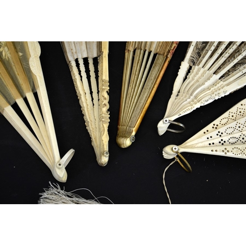 70 - A group of five assorted 18th and 19th century ladies fans, length of longest 32cm (5)