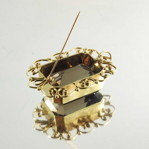 138 - A 14ct yellow gold smoky quartz brooch/pendant, circa 20th century, the emerald cut stone mounted in... 