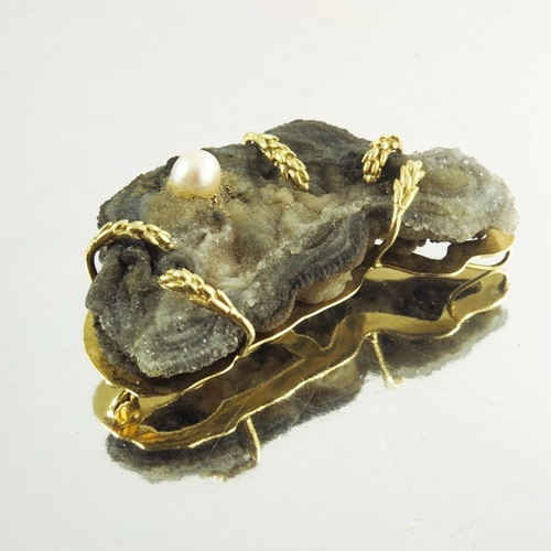 153 - A 14ct yellow gold and natural quartz stone brooch/pendant, 20th century, the yellow gold frame moun... 