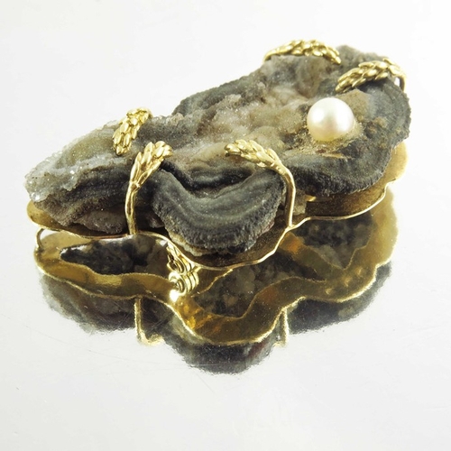 153 - A 14ct yellow gold and natural quartz stone brooch/pendant, 20th century, the yellow gold frame moun... 