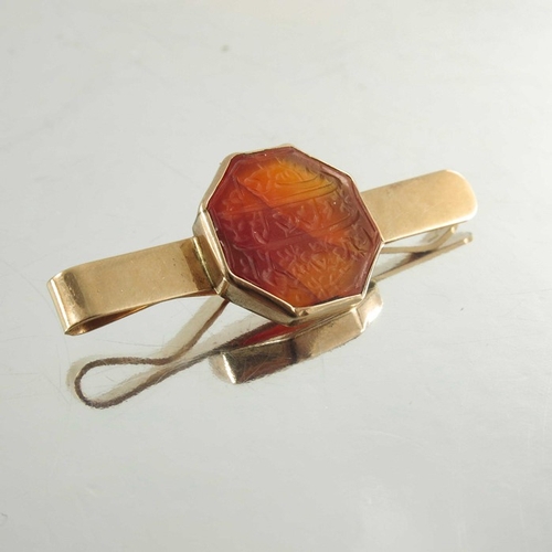 154 - A 14ct yellow gold tie clip, 20th century, Islamic, mounted with hexagonal agate seal or talisman, m... 