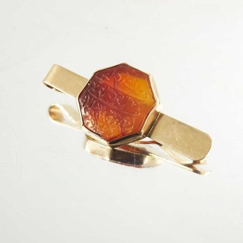 154 - A 14ct yellow gold tie clip, 20th century, Islamic, mounted with hexagonal agate seal or talisman, m... 