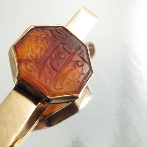 154 - A 14ct yellow gold tie clip, 20th century, Islamic, mounted with hexagonal agate seal or talisman, m... 