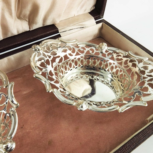 31 - A pair of George V silver bon bon dishes in case, Levi and Salaman, Birmingham 1915, reticulated wit... 