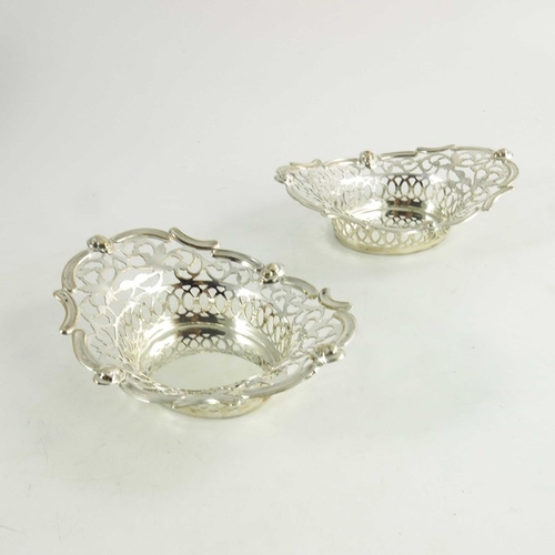 31 - A pair of George V silver bon bon dishes in case, Levi and Salaman, Birmingham 1915, reticulated wit... 