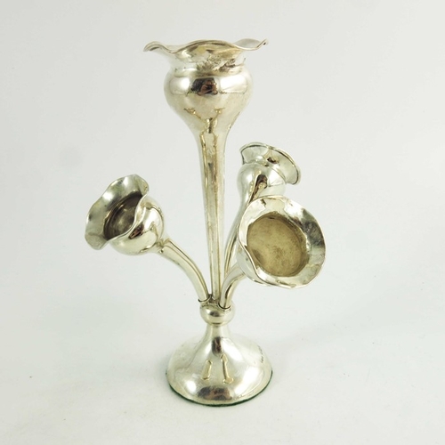 41 - A George V silver epergne, Joseph Gloster Ltd., Birmingham 1913, three removable branches and a cent... 