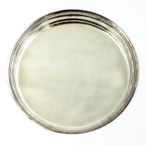 49 - An Elizabeth II silver tray, Parkin Silversmiths Ltd., Sheffield 1978, plain circular form with flut... 