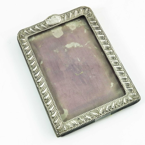 72 - An Edwardian silver photo frame, Henry Matthews, Birmingham 1906, rectangular, embossed with gadroon... 