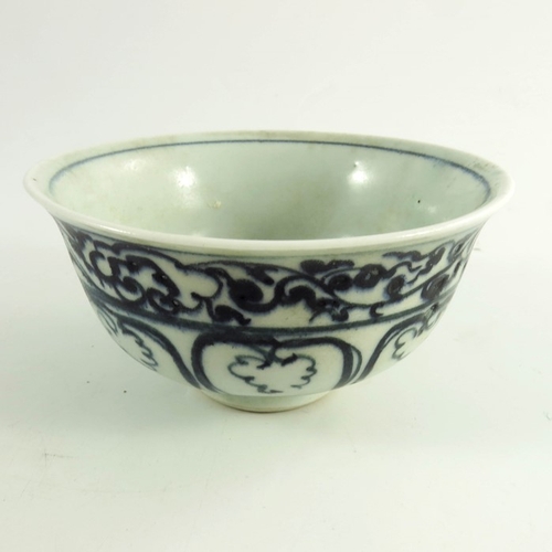 385 - A Chinese blue and white bowl, painted with central shell, Naking Cargo style, 11.5cm diameter