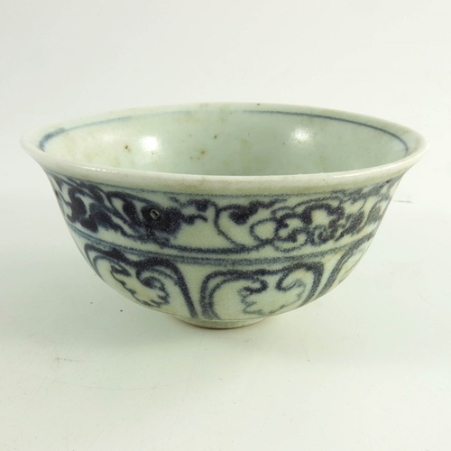 385 - A Chinese blue and white bowl, painted with central shell, Naking Cargo style, 11.5cm diameter