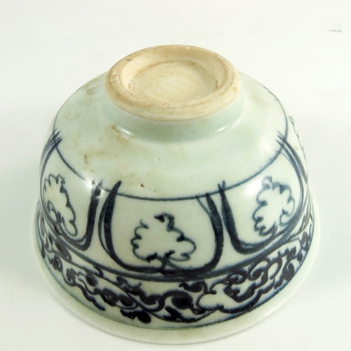 385 - A Chinese blue and white bowl, painted with central shell, Naking Cargo style, 11.5cm diameter