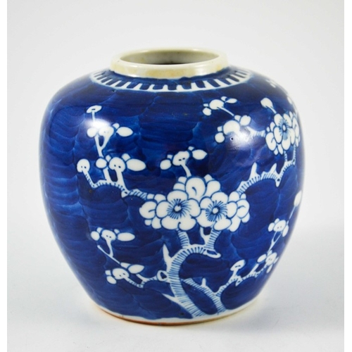 403 - A Chinese blue and white ginger jar, painted in the prunus and cracked ice pattern, concentric ring ... 