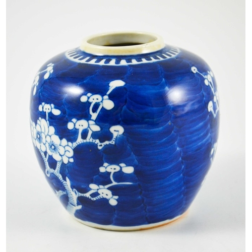 403 - A Chinese blue and white ginger jar, painted in the prunus and cracked ice pattern, concentric ring ... 