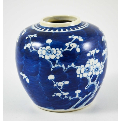 403 - A Chinese blue and white ginger jar, painted in the prunus and cracked ice pattern, concentric ring ... 