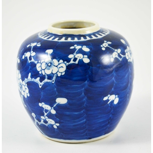 403 - A Chinese blue and white ginger jar, painted in the prunus and cracked ice pattern, concentric ring ... 