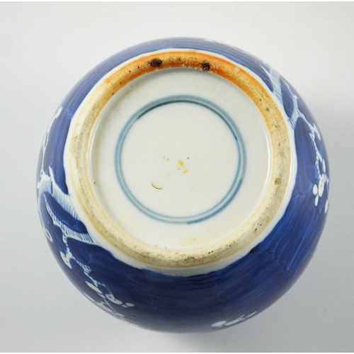 403 - A Chinese blue and white ginger jar, painted in the prunus and cracked ice pattern, concentric ring ... 